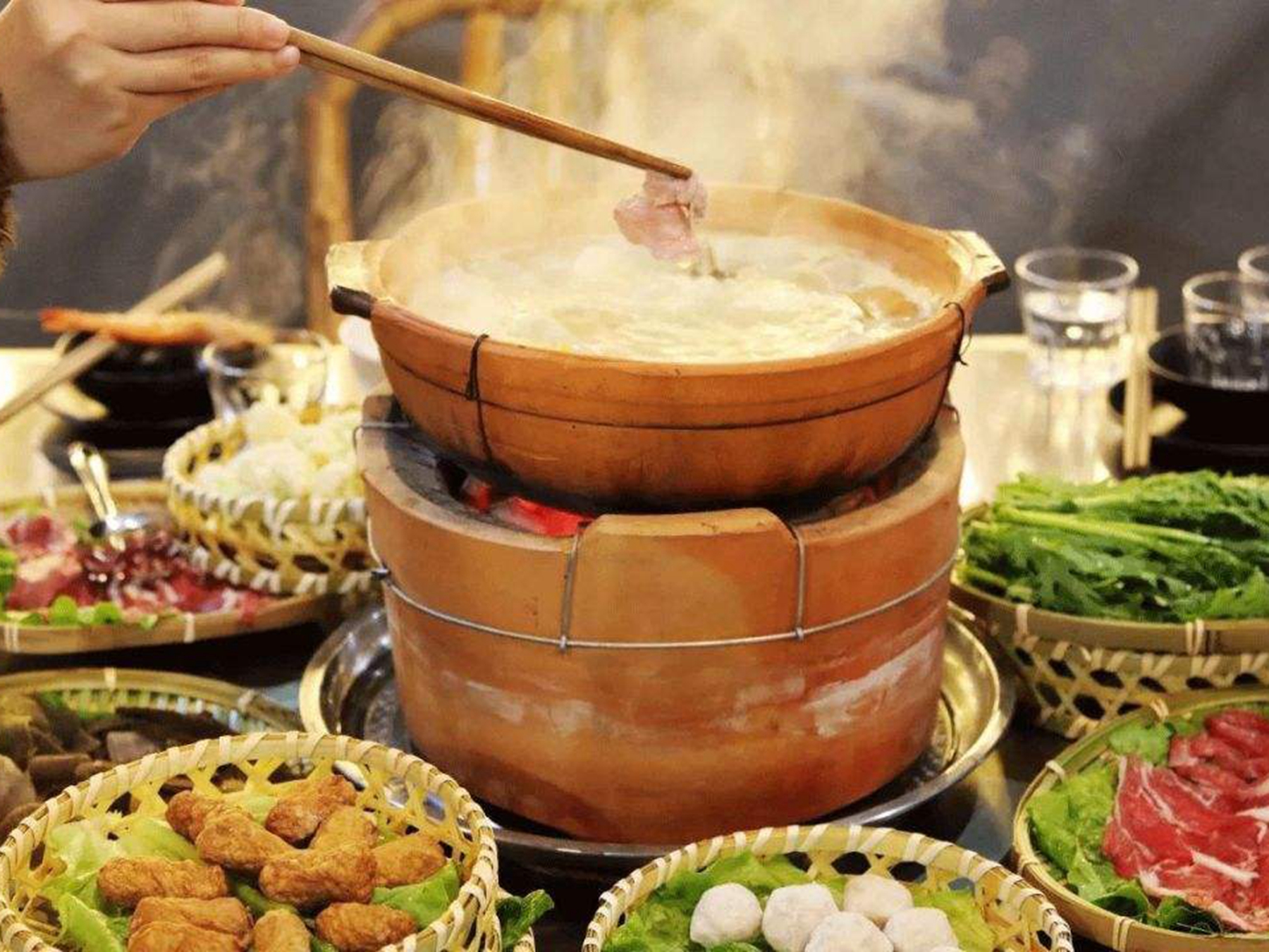 "冬季严寒,围炉而食"讲的正是两广的打边炉,两广地区的广式火锅与其它