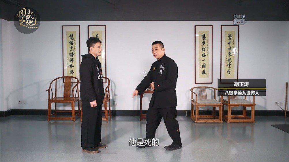 打架的时候,先用腿的都是不会打架的,厉害的人都这样干!_新浪新闻