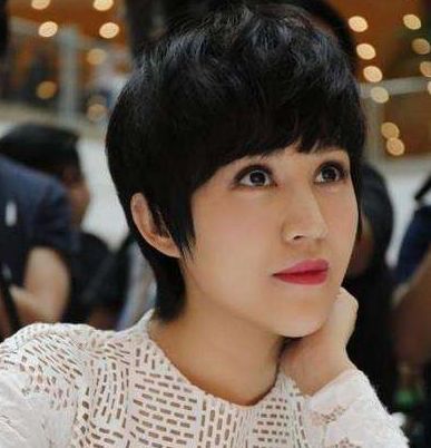 基本上都是浓妆,虽然短发的鲍蕾再加上烈焰红唇十分美丽,但也有不少的