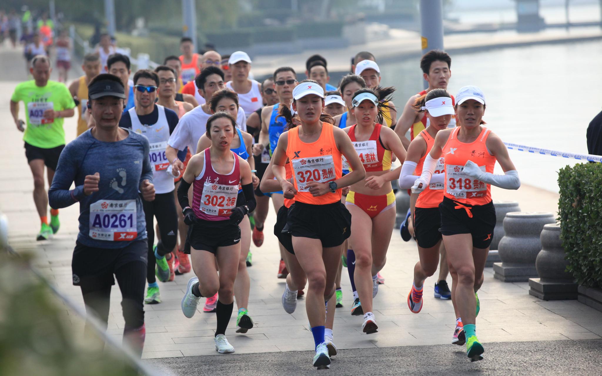 南京马拉松成绩喜人,彭建华等4人跑进210