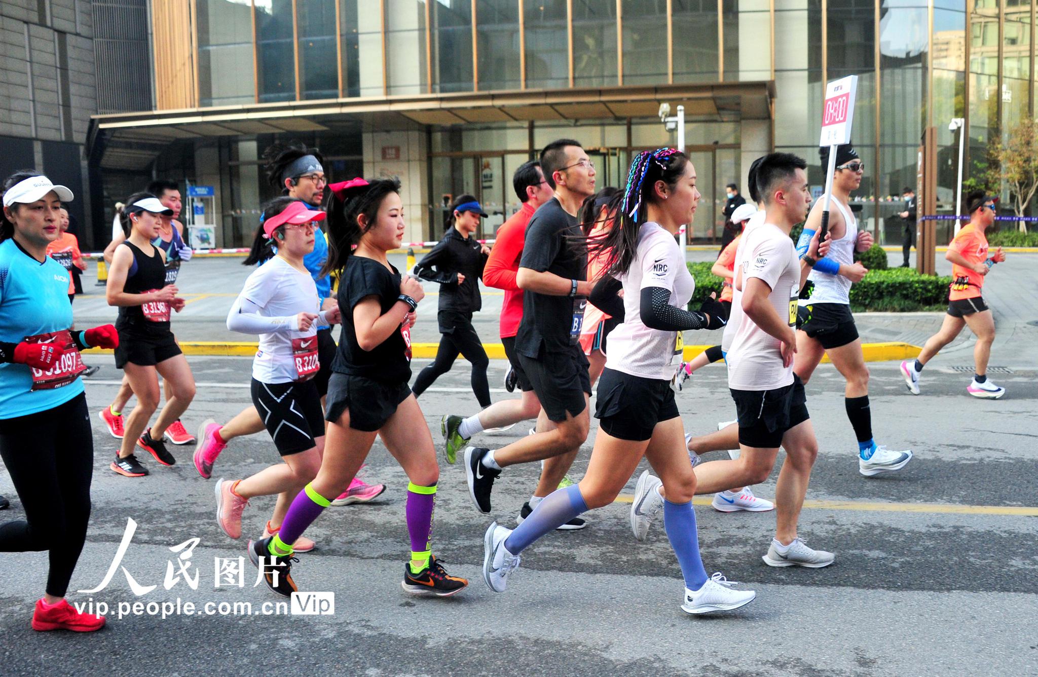 2020上海马拉松鸣枪开跑