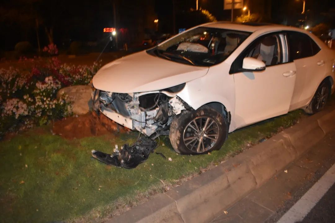 一男子开车撞向花圃在安海镇世纪大道西门弯道路段晋江交警接到报警称