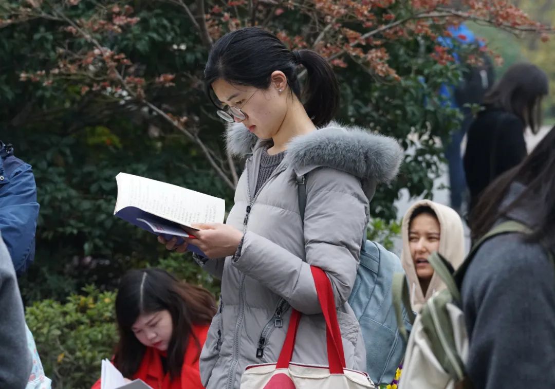 资料图：2018年12月2日，在南京林业大学考点，一名考生在等候进场时复习。新华社记者 孙参 摄