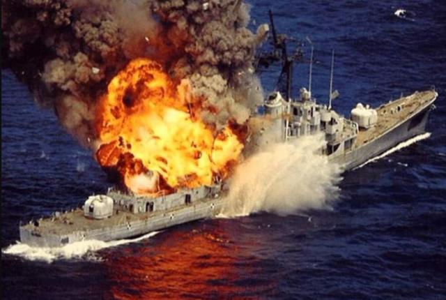 这个原理与深水炸弹,水雷和鱼雷差不多,在水中爆炸的弹药,即使不直接