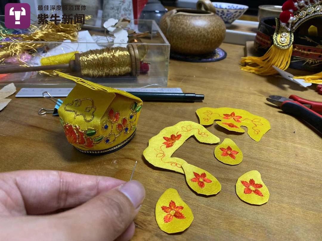 紫牛头条把传统手艺留下来电视台主持人痴迷制作迷你戏曲盔头