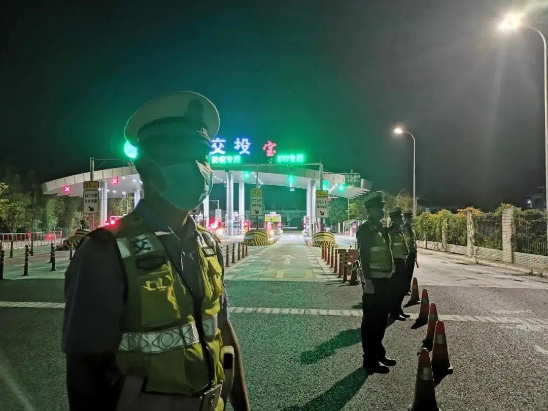 近日,红河交警石红大队民警在石屏收费站进行交通违法行为查处时,一辆