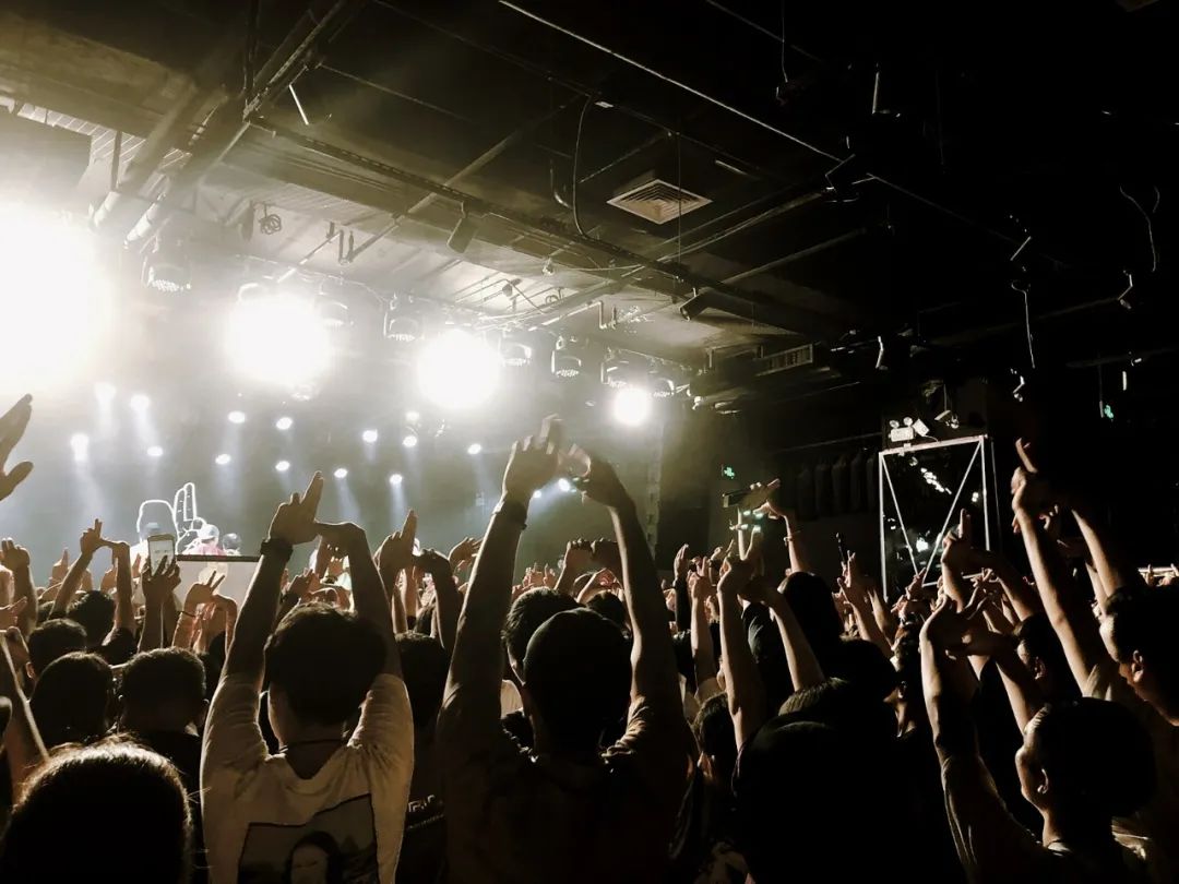 摇滚乐队现场演出的酒吧,70年代在日本京都则诞生了严格意义上的live