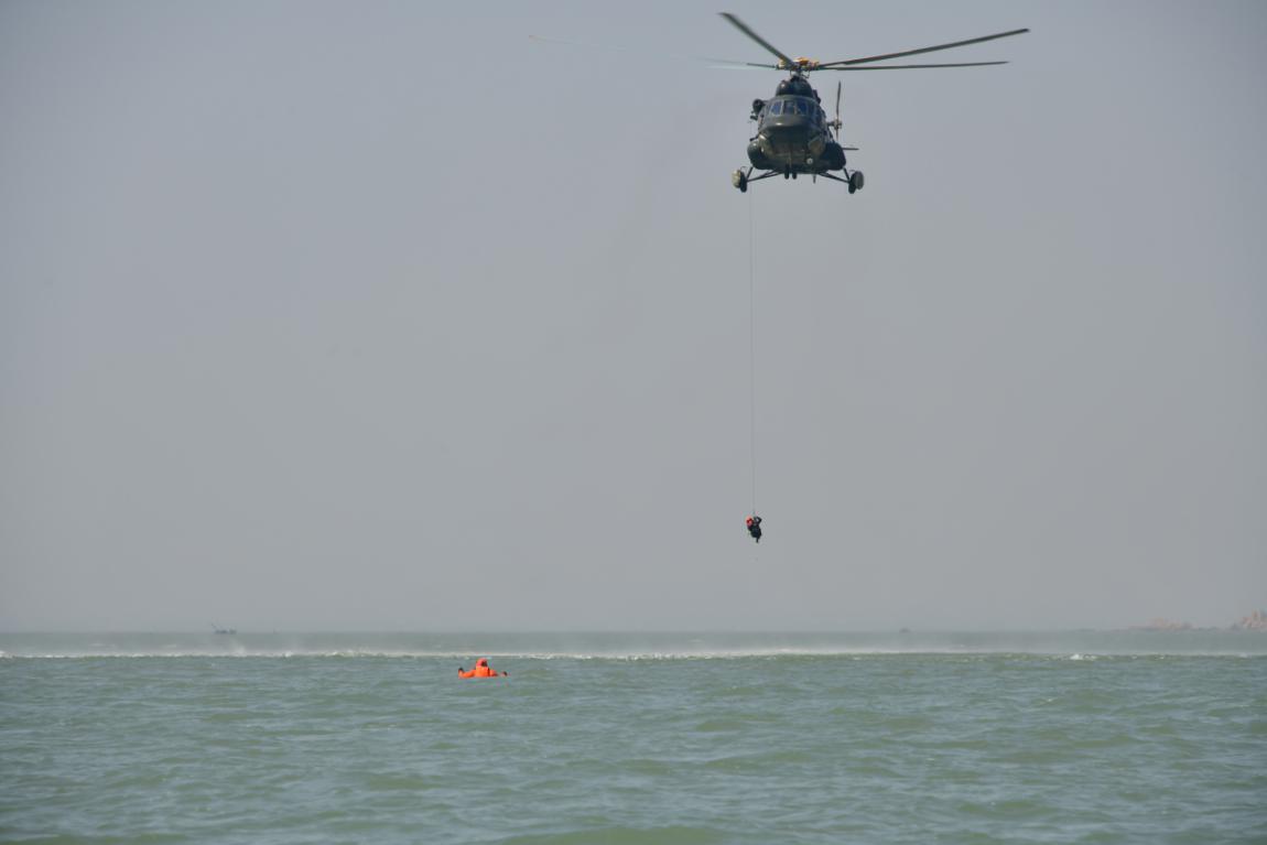 直升机"迫降"海上,飞行员如何自救互救?