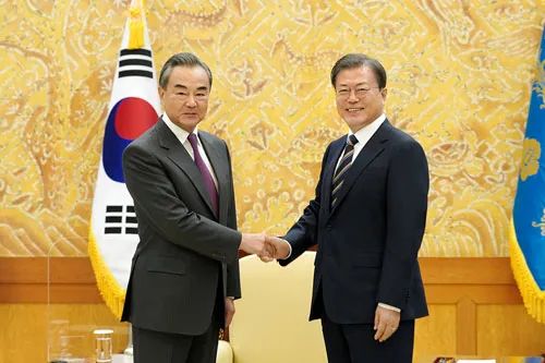 11月26日，韩国总统文在寅接见到访的中国外长王毅。图自中国外交部网站