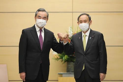  11月25日，王毅外长与日本首相菅义伟会晤。图自中国外交部网站