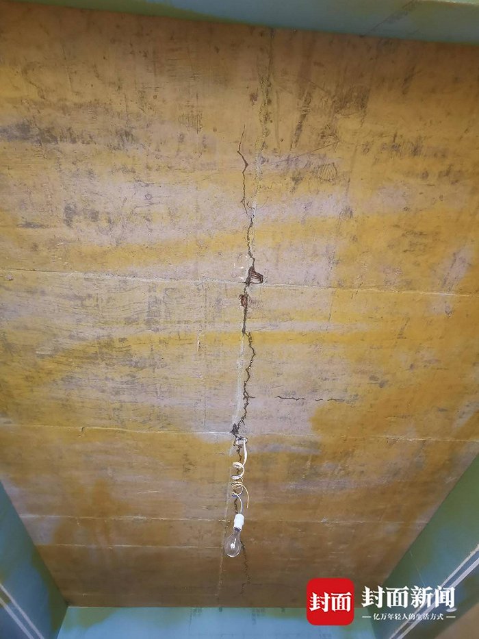 四川眉山一新房楼板现6米长裂缝楼上浇水房内下雨