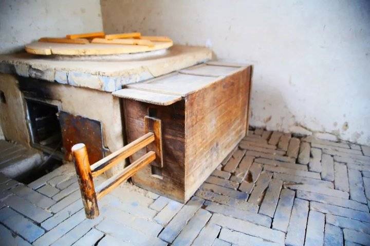 记忆深处的风箱“咕哒咕哒”声:布满岁月尘土的老风箱成为符号|风箱|母亲|做饭|岁月|声响_新浪新闻