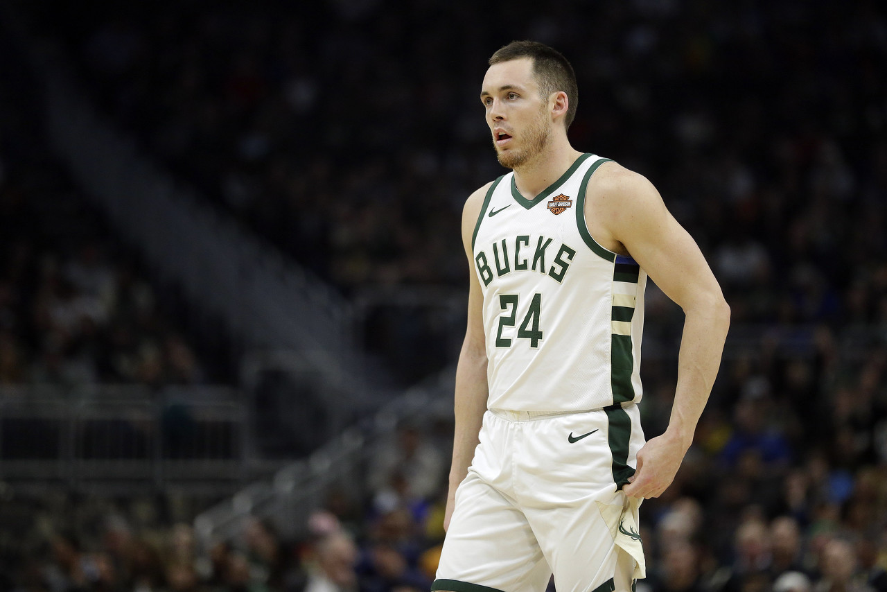 前nba球员内特-罗宾逊上演拳击生涯首秀,对手是油管网红jake paul,在