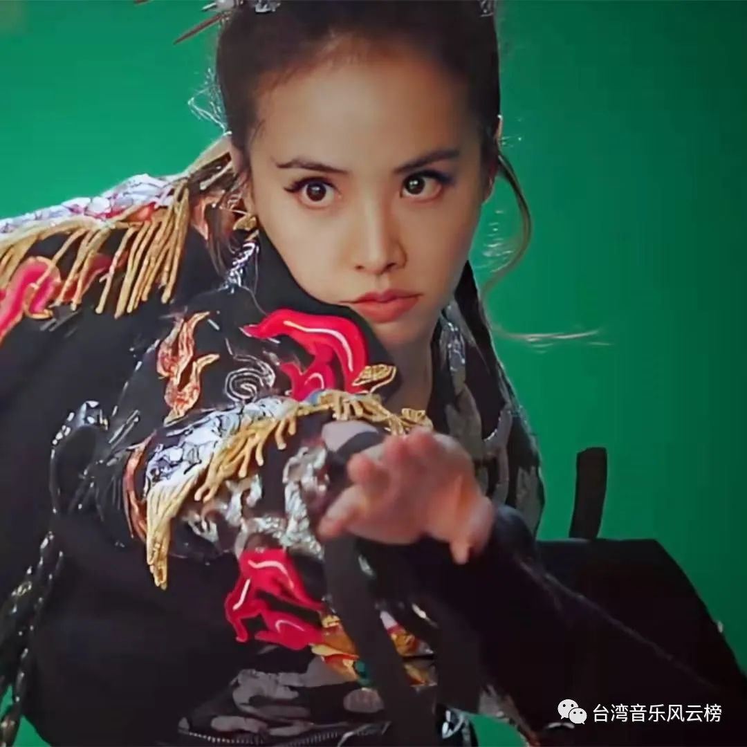 这首《我是谁》是蔡依林为王大陆,李沁,肖战主演的古装大剧《狼殿下》