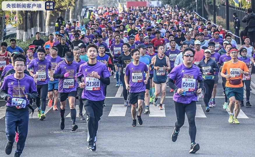 2020南京马拉松暨全国马拉松锦标赛鸣枪开跑!