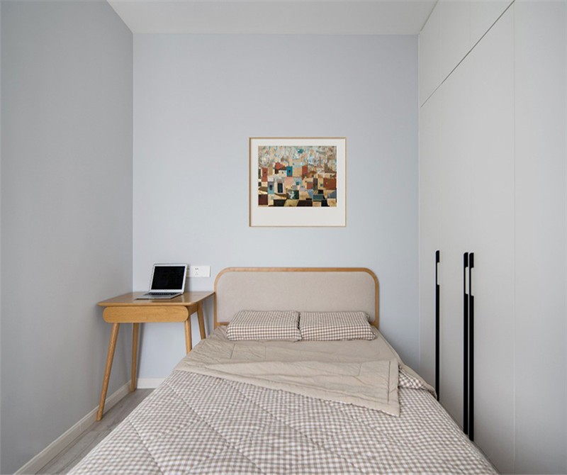 卧室的装修非常温馨,墙面选择淡灰色的乳胶漆来装饰,搭配米黄色的床