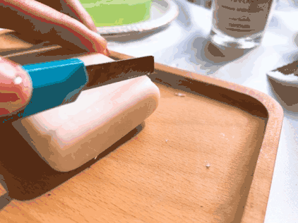 ▲手工皂质地粗糙，一切就掉渣。