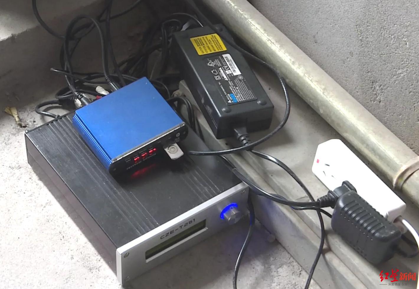 警方查获的"黑广播"设备