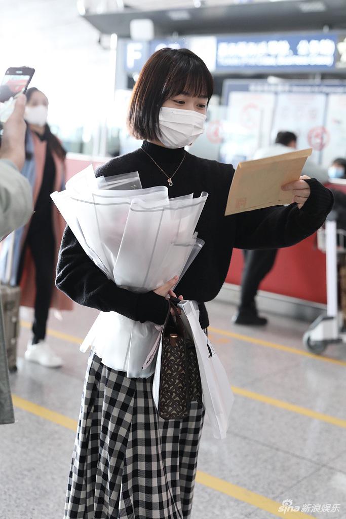 段奥娟穿格子裙乖巧可爱 获赠鲜花小南瓜人气高