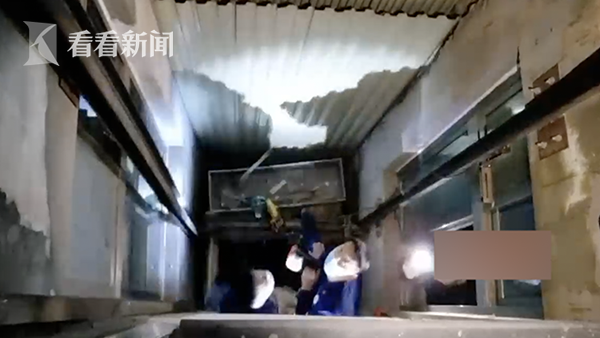 居民楼电梯从3楼突然坠落砸地 两男子被困一人腿骨折...休闲区蓝鸢梦想 - Www.slyday.coM
