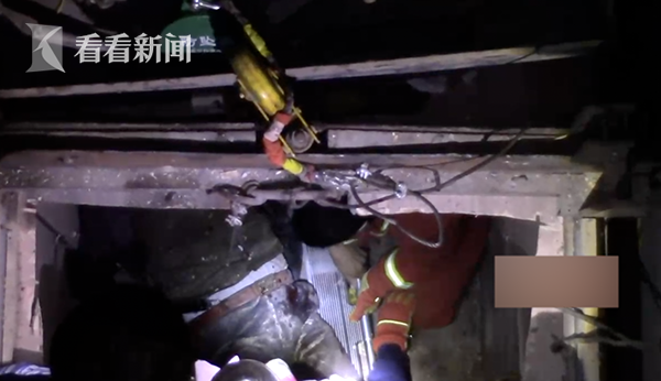 居民楼电梯从3楼突然坠落砸地 两男子被困一人腿骨折...休闲区蓝鸢梦想 - Www.slyday.coM