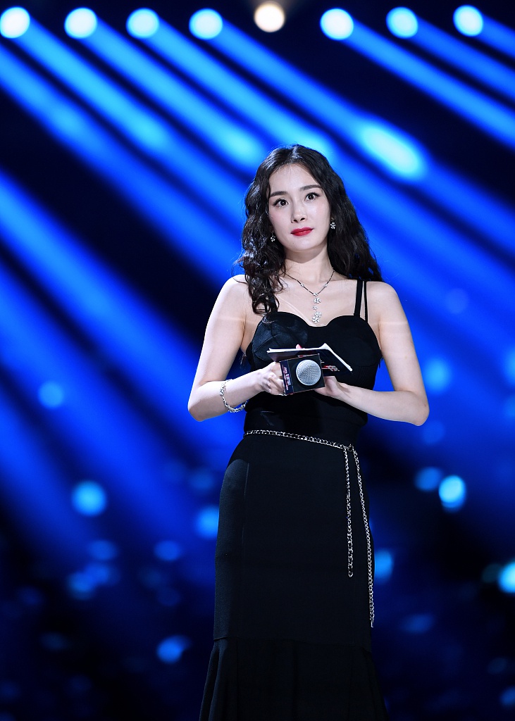 杨幂下楼想扶沈腾没扶到02小心翼翼下台阶画面有趣