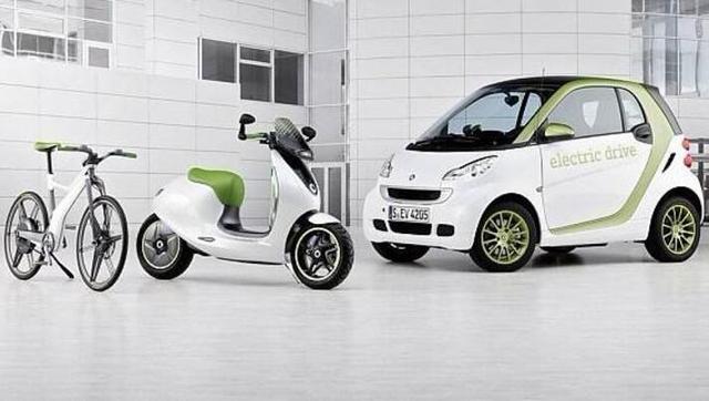 奔驰推出的电动滑板车,折叠后可随身携带,售价达13000元