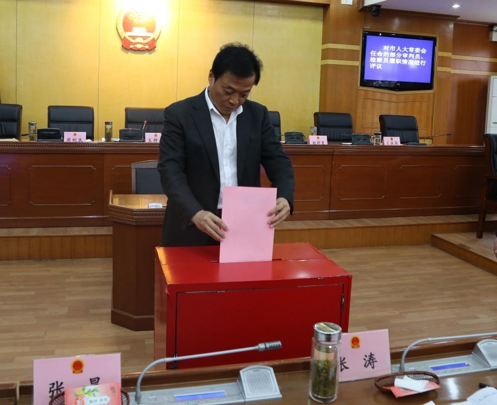 会议听取审议了市政府秘书长吴道俊所作的关于市十六届人大三次会议