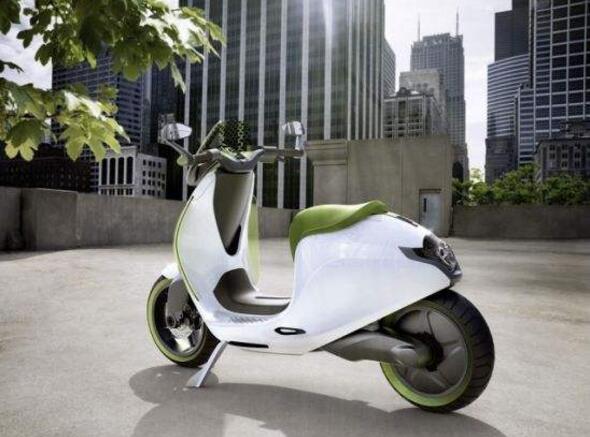 奔驰推出的电动滑板车,折叠后可随身携带,售价达13000元