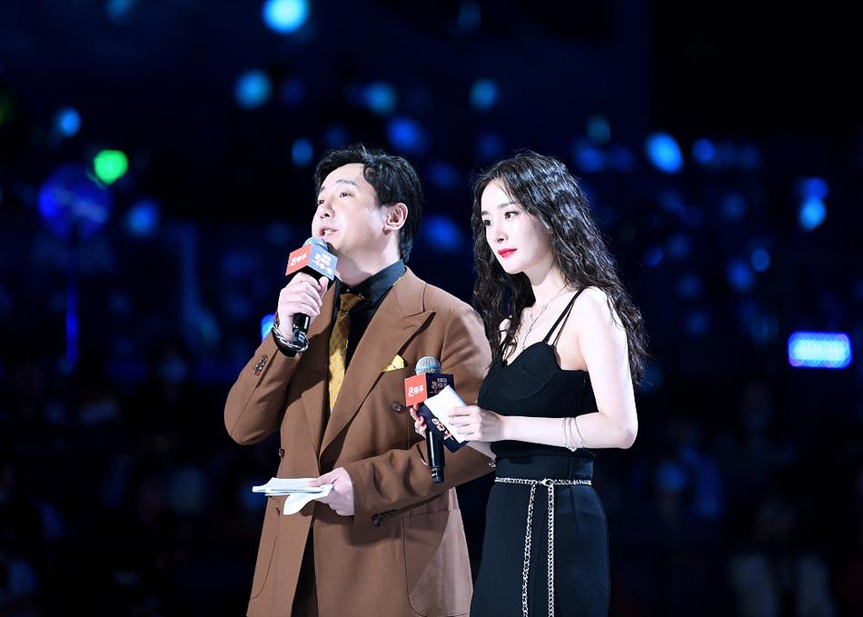 杨幂下楼想扶沈腾没扶到02小心翼翼下台阶画面有趣