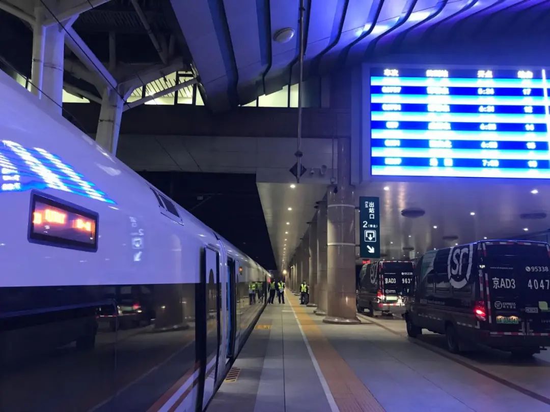 选择的线路也比较讲究,首条线路为北京西站到武汉汉口,横跨了大半个