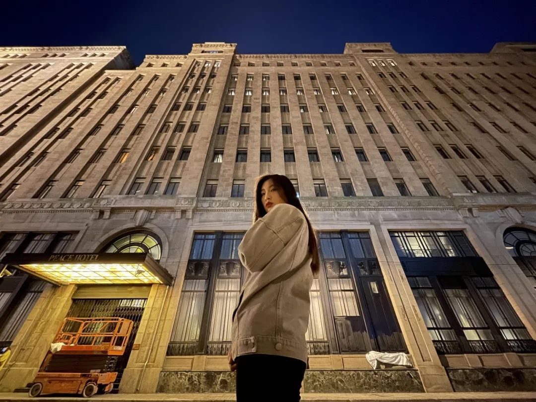 仰拍也是很适合拍摄人像,相对于平常的写真照,这样的角度拍摄,人物也