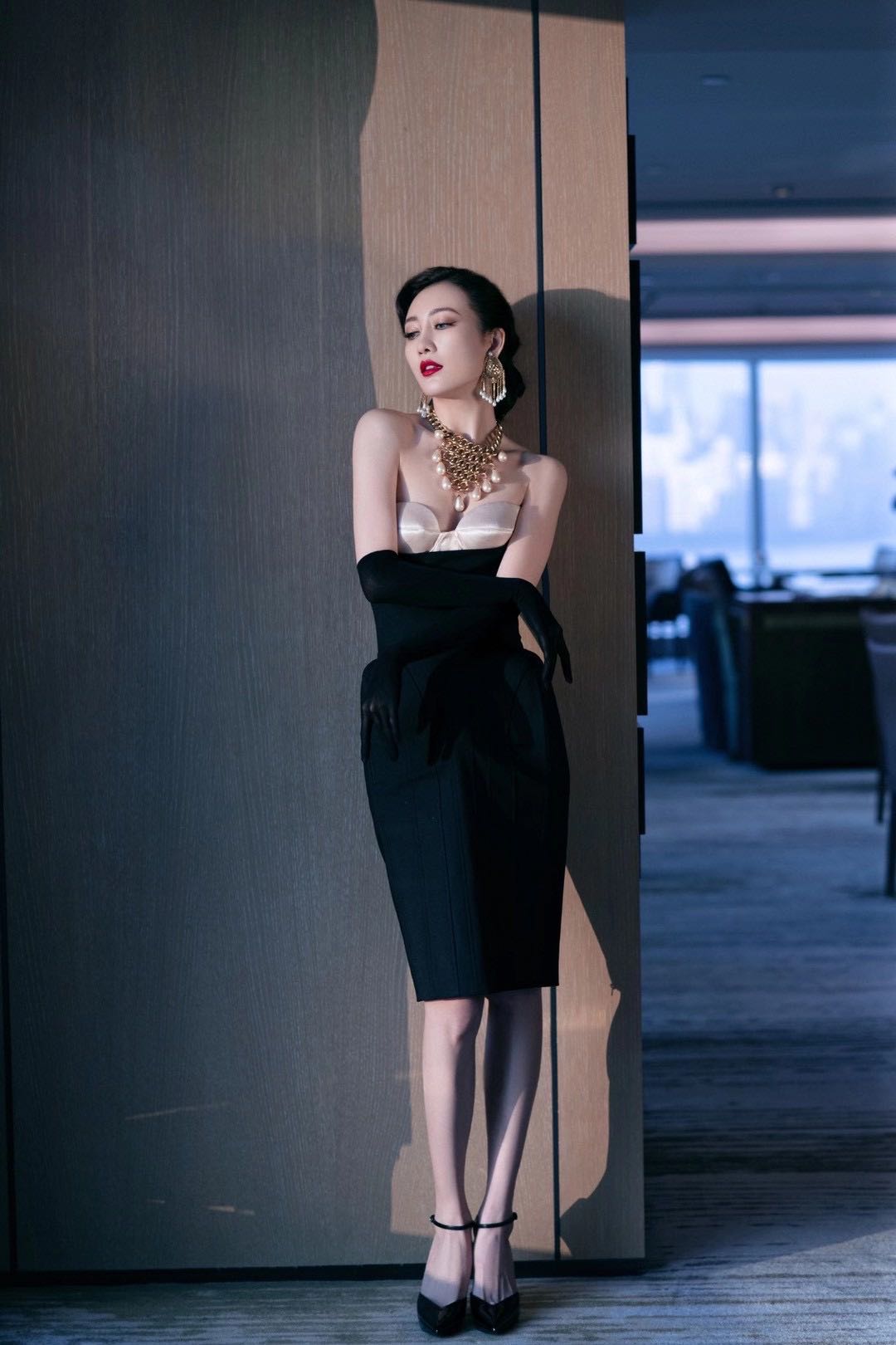 王鸥身着黑色抹胸长裙 眼神深邃迷人!