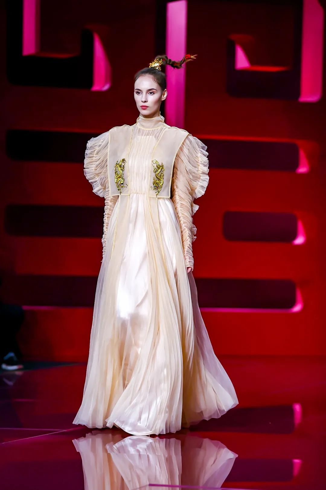 "宝藏级"礼服点燃中国国际时装周!