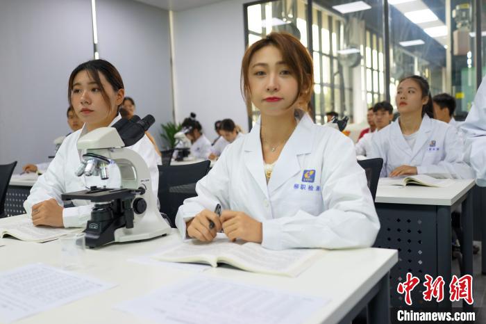 “嗦粉”开课 探访柳州螺蛳粉辅修班