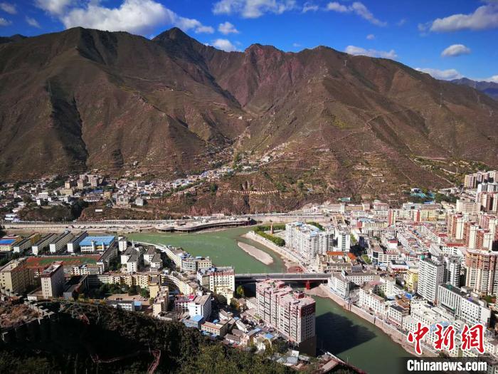 图为澜沧江在西藏自治区昌都市穿城而过. 高均海 摄