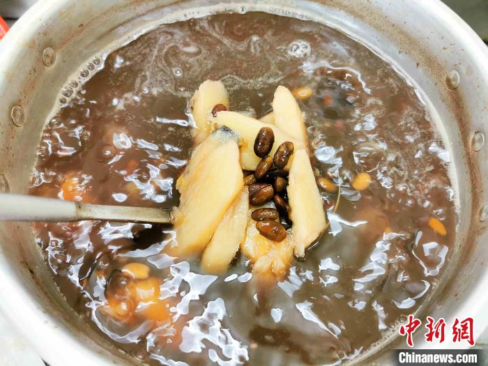 台山人喜欢用猪仔薯搭配黑豆煲糖水 李晓春 摄