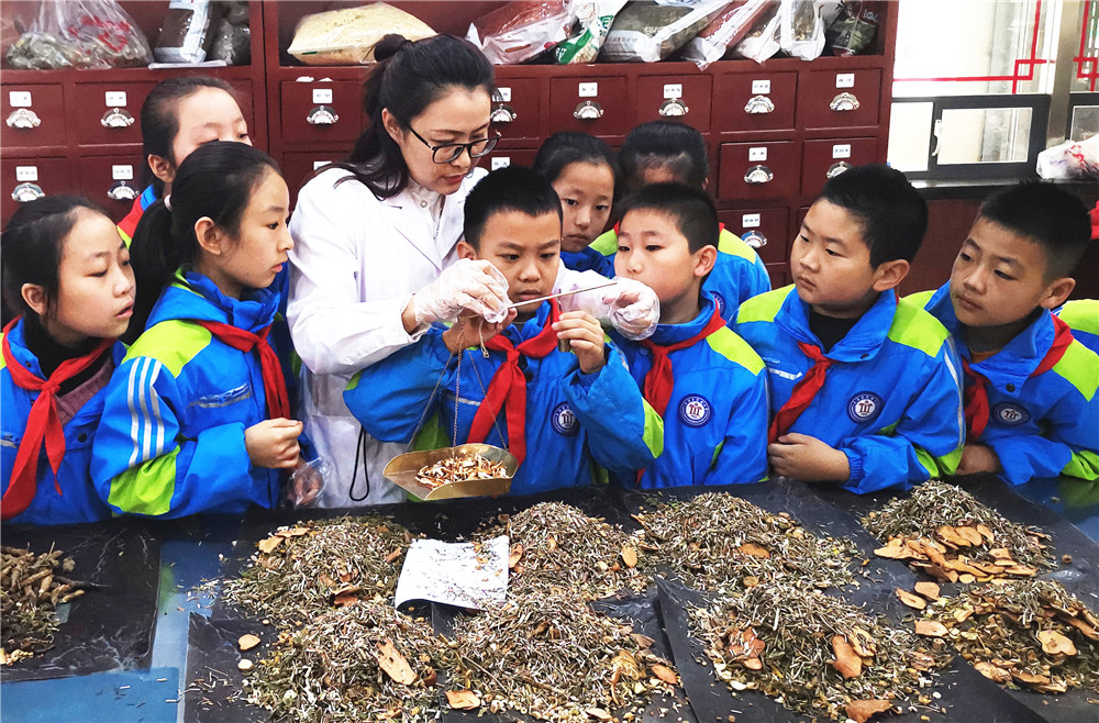 江苏省东海县2020县_东海县县长张其兵冒雪督查推进大气治理管控工作(2)