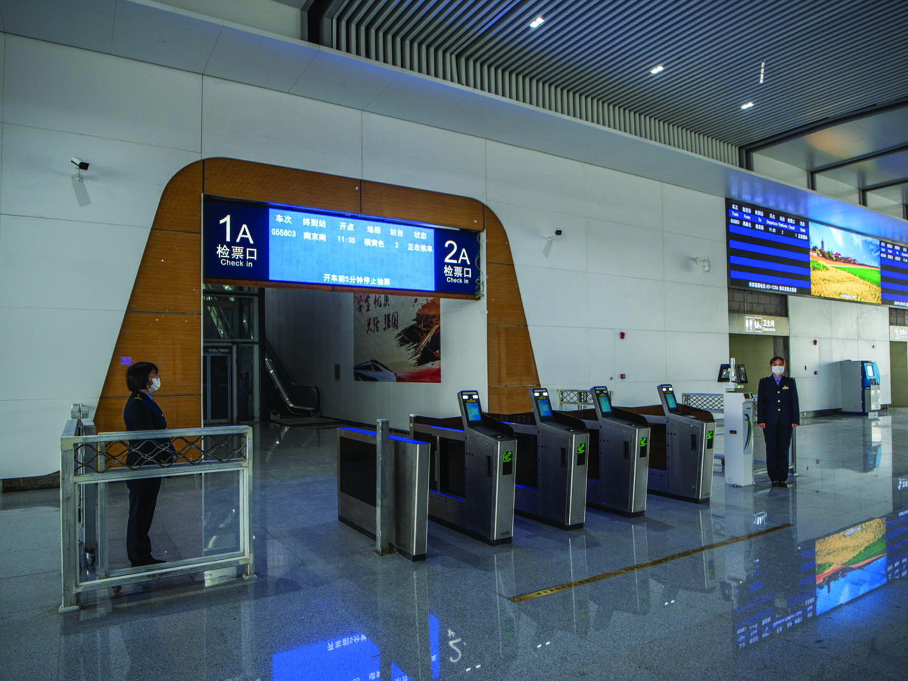 近日,记者在连淮扬镇铁路扬州东站建设现场看到,整个火车站站房