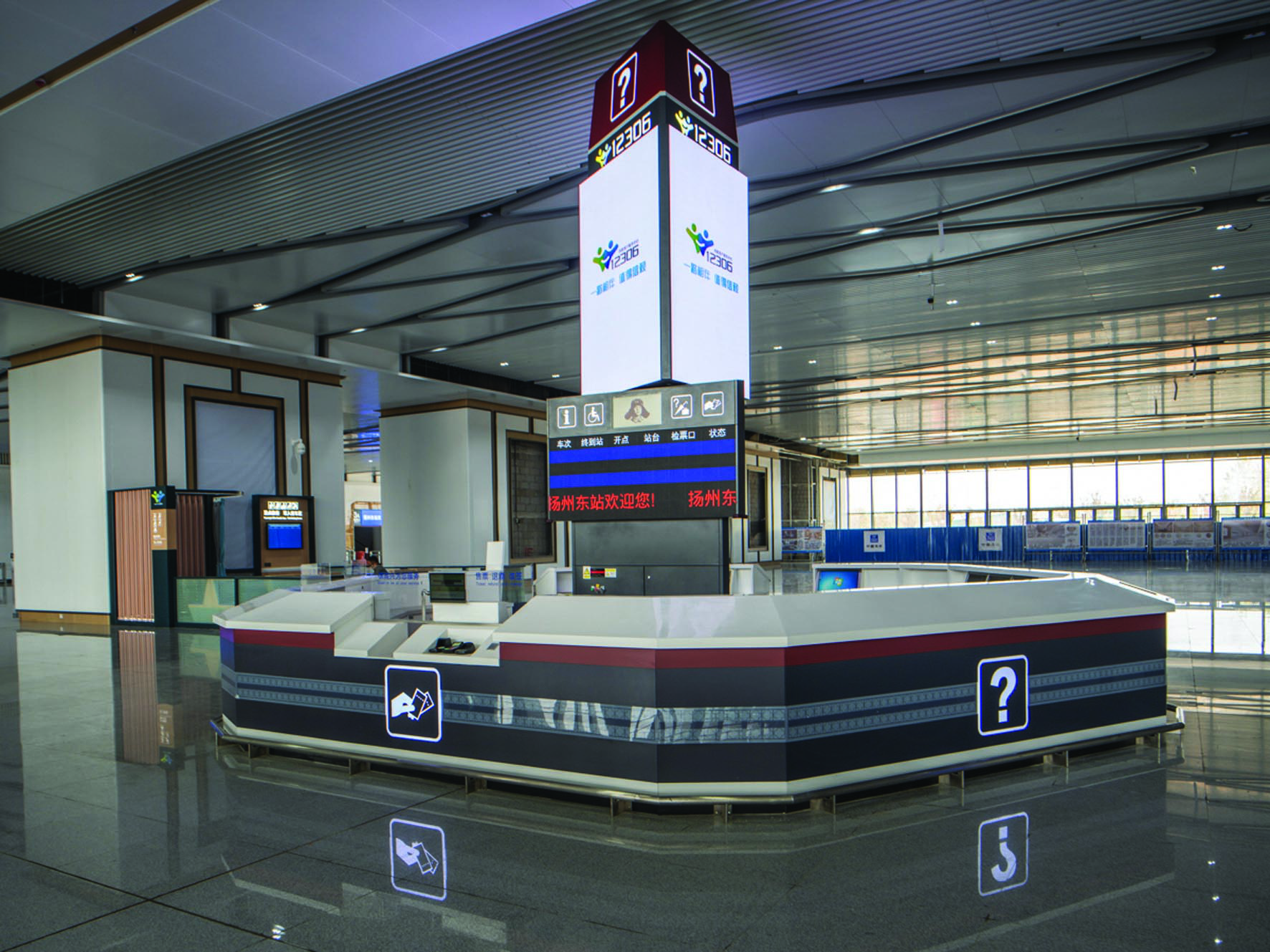 近日,记者在连淮扬镇铁路扬州东站建设现场看到,整个火车站站房