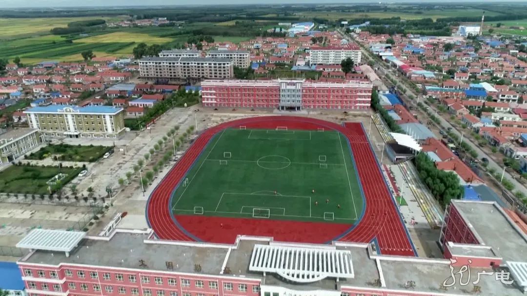 说起十三五的可喜变化,泰来县大兴镇中心学校校长李果同样一脸笑容.