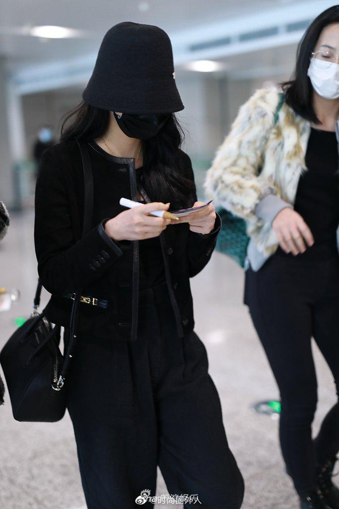 一身黑色look,戴黑色渔夫帽现身机场,又酷又飒的美娜