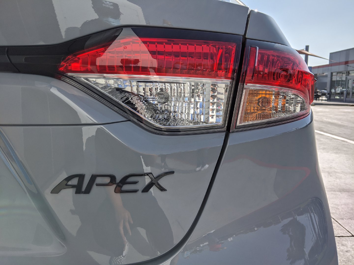 新款丰田雷凌到店实拍,水泥灰外观 1.8动力,造型比思域帅气