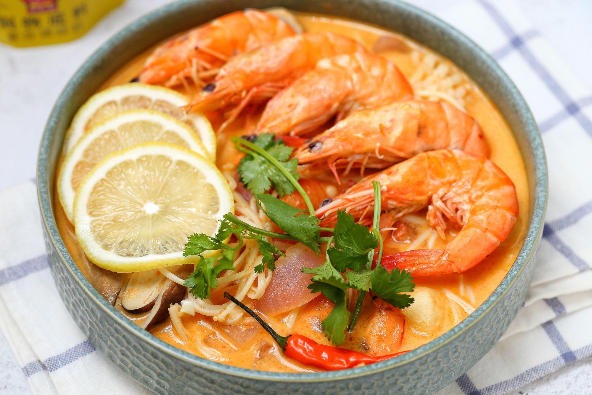 简单快手泰式冬阴功汤,十分钟煮一锅,酸辣鲜美料又足,太过瘾了