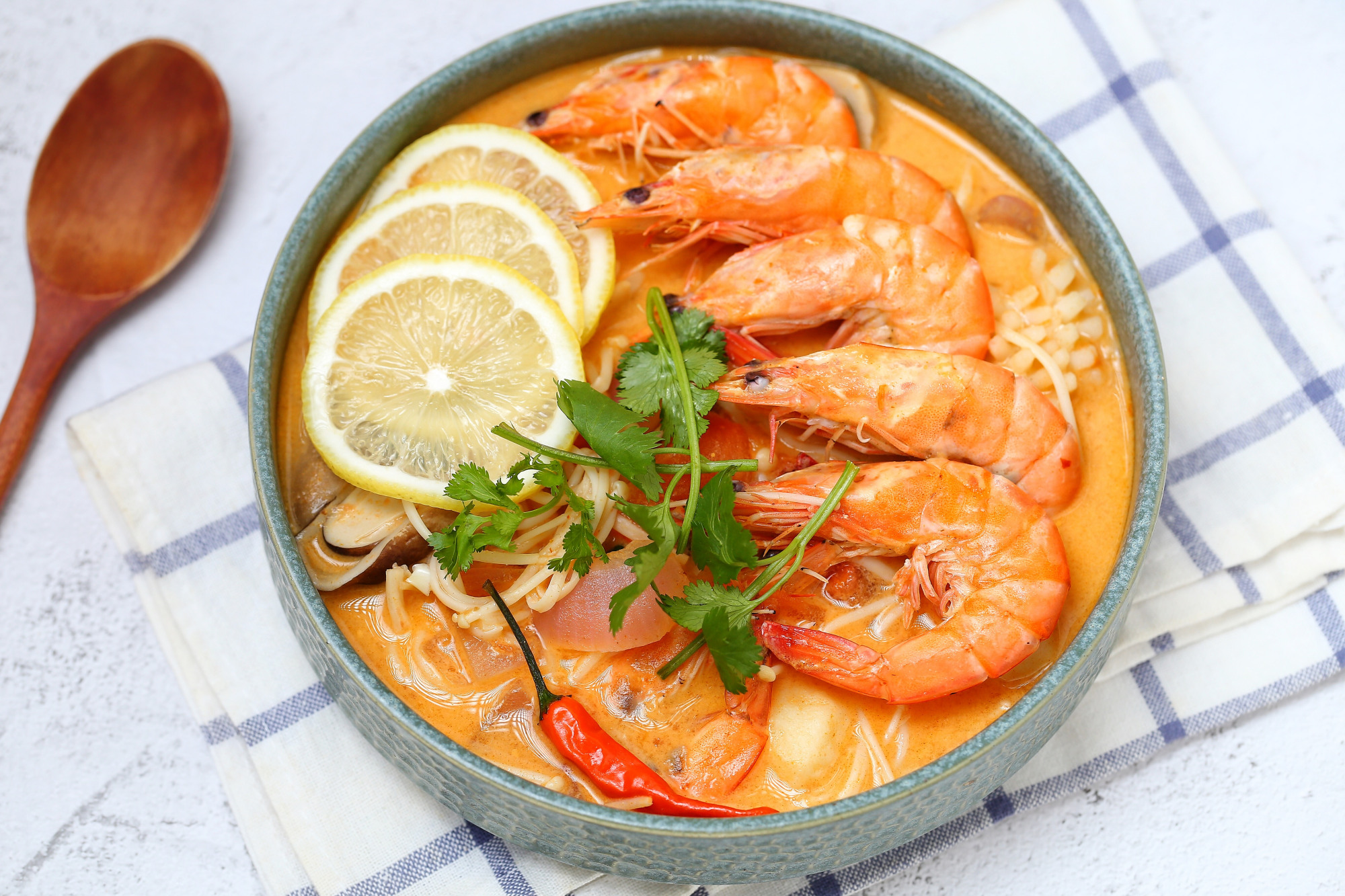 简单快手泰式冬阴功汤,十分钟煮一锅,酸辣鲜美料又足,太过瘾了