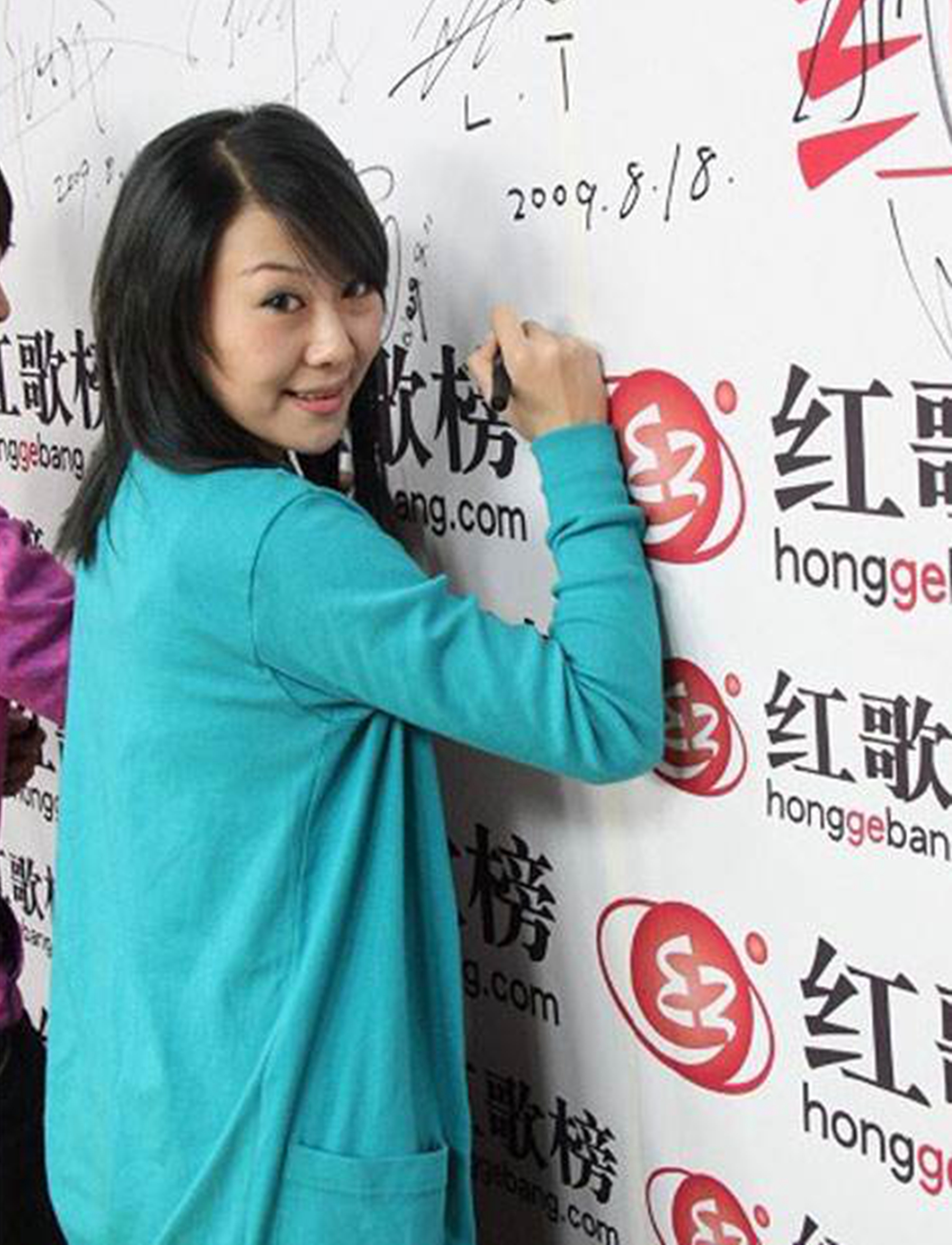 8年前,女歌手付丽邀请快递员进门,因一个微笑付出了自己的生命