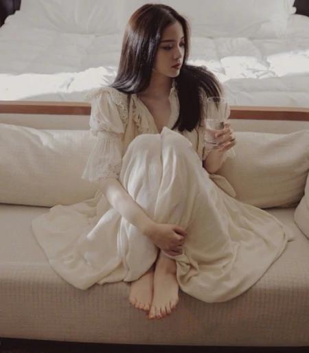 欧阳娜娜穿睡裙站床上提裙子秀奶油腿