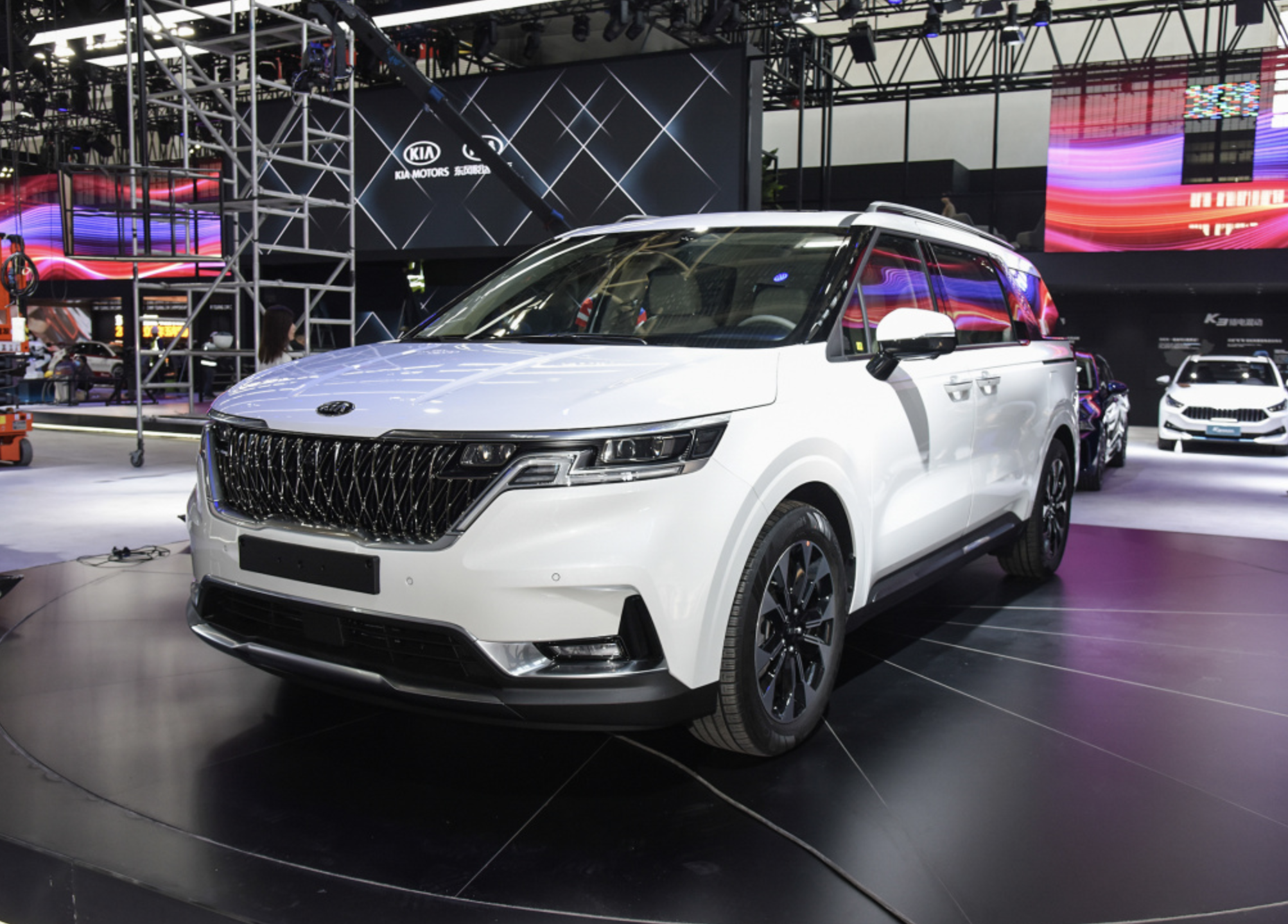 11座布局 可旋转座椅 大尺寸大空间 起亚嘉华即将国产-新浪汽车