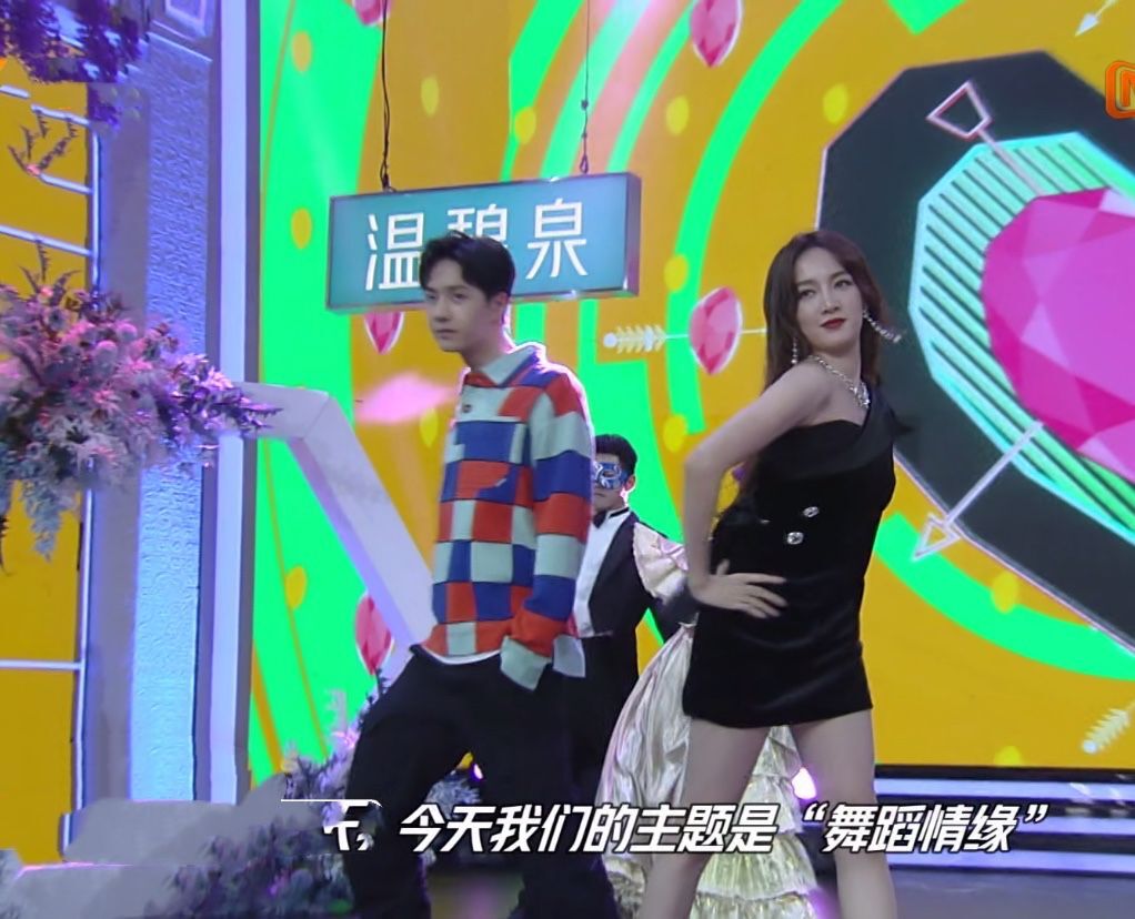 和朱瑾慧跳舞,两人现场牵手,一脸害羞太甜了|天天|王一博|天天向上