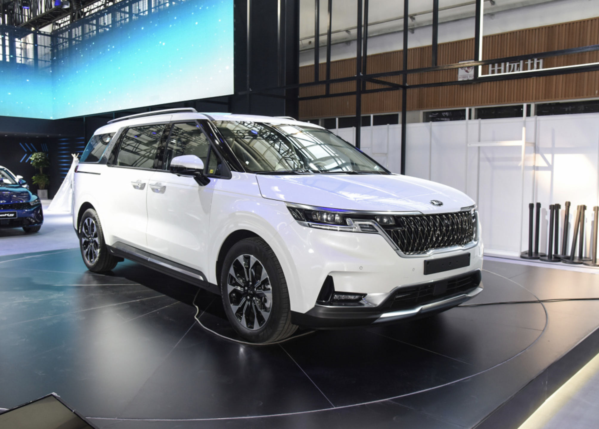 11座布局 可旋转座椅 大尺寸大空间 起亚嘉华即将国产-新浪汽车